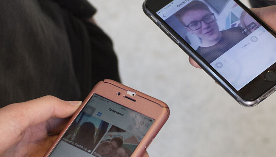 En elev må betale en bot på 7200 kroner og fikk mobiltelefonen inndratt for å ha snikfilmet under kjolen på en lærer. NB! Personene på dette illustrasjonsbildet har ingenting med denne saken å gjøre. En elev må betale en bot på 7200 kroner og fikk mobiltelefonen inndratt for å ha snikfilmet under kjolen på en lærer. NB! Personene på dette illustrasjonsbildet har ingenting med denne saken å gjøre.