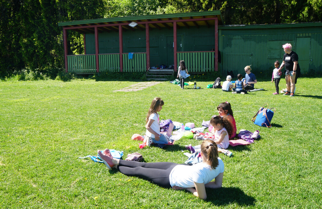 Christina har funnet en passende plass for lunsjpause. Christina har funnet en passende plass for lunsjpause.
