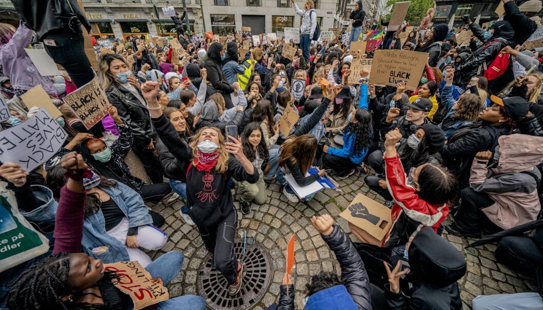 Demonstrasjonen "We can't breathe - rettferdighet for George Floyd" i forbindelse med George Floyds dødsfall, arrangeres utenfor Stortinget i Oslo fredag.
Foto: Stian Lysberg Solum / NTB scanpix Demonstrasjonen "We can't breathe - rettferdighet for George Floyd" i forbindelse med George Floyds dødsfall, arrangeres utenfor Stortinget i Oslo fredag.
Foto: Stian Lysberg Solum / NTB scanpix