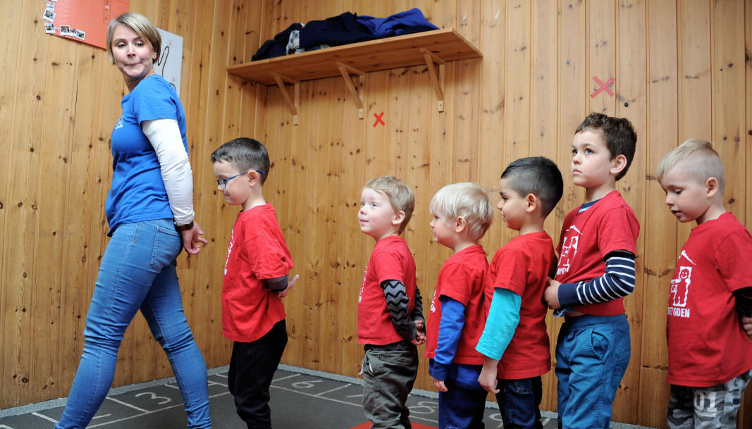 Leon Vokshi Ramaj (5), Torjus Johansen Ohna (4), Jon Frstyl Futtrup (4), Mohamad Saleh Almousa (5), Even Kindsbekken Kjeldby (5,5) og Aras Norvilas (5) går ut av puterommet på rekke og rad etter pedagogisk leder Randi Svege. De har hendene på ryggen for at de ikke skal knuffe på hverandre. Leon Vokshi Ramaj (5), Torjus Johansen Ohna (4), Jon Frstyl Futtrup (4), Mohamad Saleh Almousa (5), Even Kindsbekken Kjeldby (5,5) og Aras Norvilas (5) går ut av puterommet på rekke og rad etter pedagogisk leder Randi Svege. De har hendene på ryggen for at de ikke skal knuffe på hverandre.
