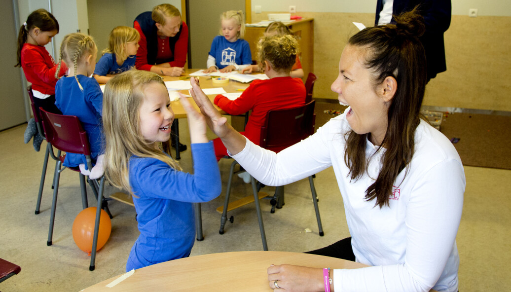 Daglig leder Íris Helga tar «give me five» med Ásta Marín. De ansatte jobber for at jentene skal lære å ta mer plass. Daglig leder Íris Helga tar «give me five» med Ásta Marín. De ansatte jobber for at jentene skal lære å ta mer plass.