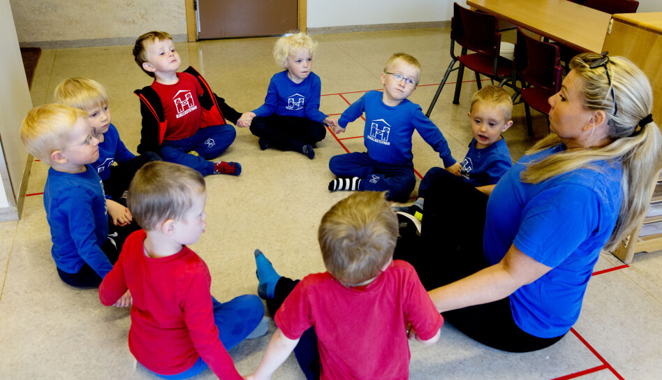 Guttene Lúkas Frosti, Daníel Þór, Oliver Ingi, Jón Gunnar, Ari Nóel, Bjartur Elías, Klemenz Viðar og Kolbeinn holder hverandre i hendene sammen med pedagog Bryndís Eyjólfsdóttir og sier fine ting til hverandre. For guttene har det tatt lengre tid å få det til enn for jentene.