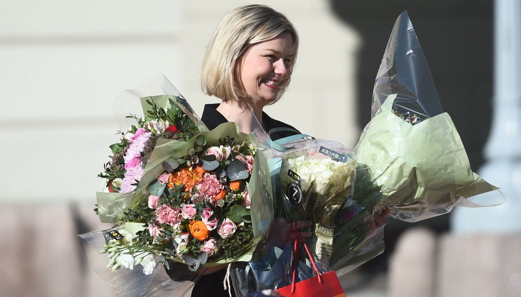 Blomster fikk hun, men det var folketomt på Slottsplassen da Guri Melby ble presentert som ny kunnskapsminister. Blomster fikk hun, men det var folketomt på Slottsplassen da Guri Melby ble presentert som ny kunnskapsminister.
