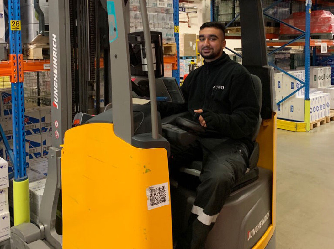 Mustafa Qaiser fra Romsås er lærling på lageret til Asko. Mustafa Qaiser fra Romsås er lærling på lageret til Asko.