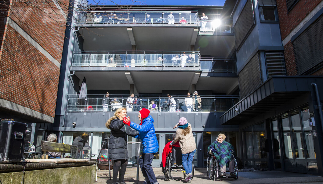Beboerne på Nordberghjemmet i Oslo måtte ta trimmen sin utendørs i slutten av mars. Da hadde koronaen lammet Norge og ført til stengte sykehjem. Beboerne på Nordberghjemmet i Oslo måtte ta trimmen sin utendørs i slutten av mars. Da hadde koronaen lammet Norge og ført til stengte sykehjem.
