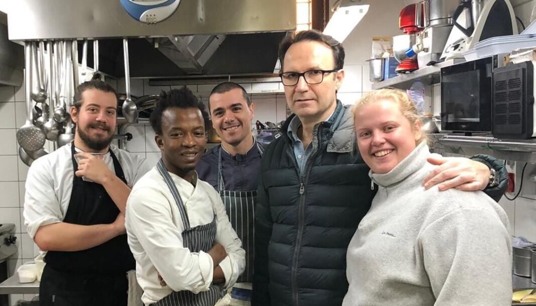 Martine Kristoffersen var lærling på restauranten Al Reffetorio på Sardinia. Her er hun sammen med kollegene på resutauranten- Foto: Privat Martine Kristoffersen var lærling på restauranten Al Reffetorio på Sardinia. Her er hun sammen med kollegene på resutauranten- Foto: Privat