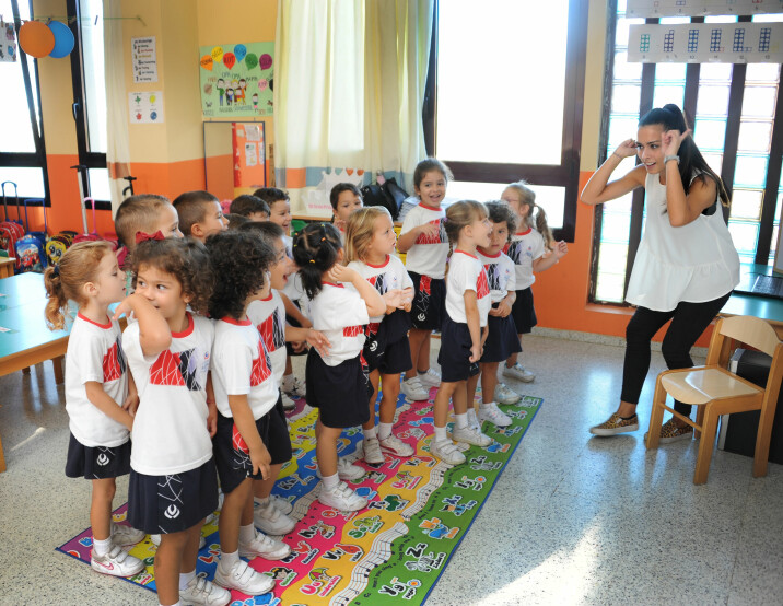 Norske Victoria Nymo Heltzen går i en klasse med spanske, kinesiske, engelske og nederlandske barn i barnehagen Colegio Arenas Sur på Gran Canaria. Her har barna engelskundervisning med lærer Joanne Doublett.