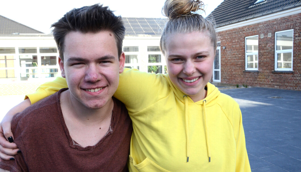 Jonas og Liza er begge strålende fornøyd med efterskolen. Jonas og Liza er begge strålende fornøyd med efterskolen.