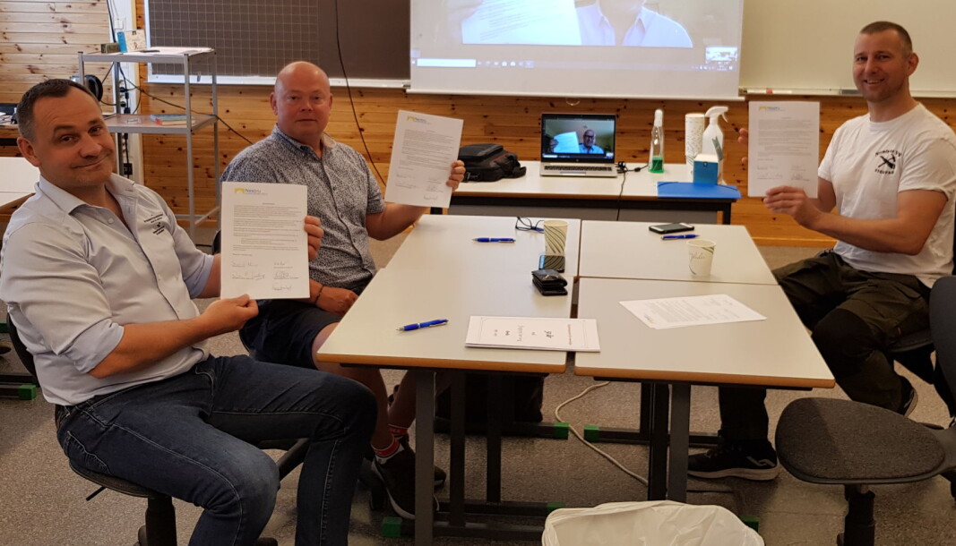 Harald Hansen fra OFT, Knut Asper for Murmesterne, Ronny Graskopf ved Lærling Øst og Jan Trudvang for Nesbru VGS underskrev den nye avtalen. Harald Hansen fra OFT, Knut Asper for Murmesterne, Ronny Graskopf ved Lærling Øst og Jan Trudvang for Nesbru VGS underskrev den nye avtalen.