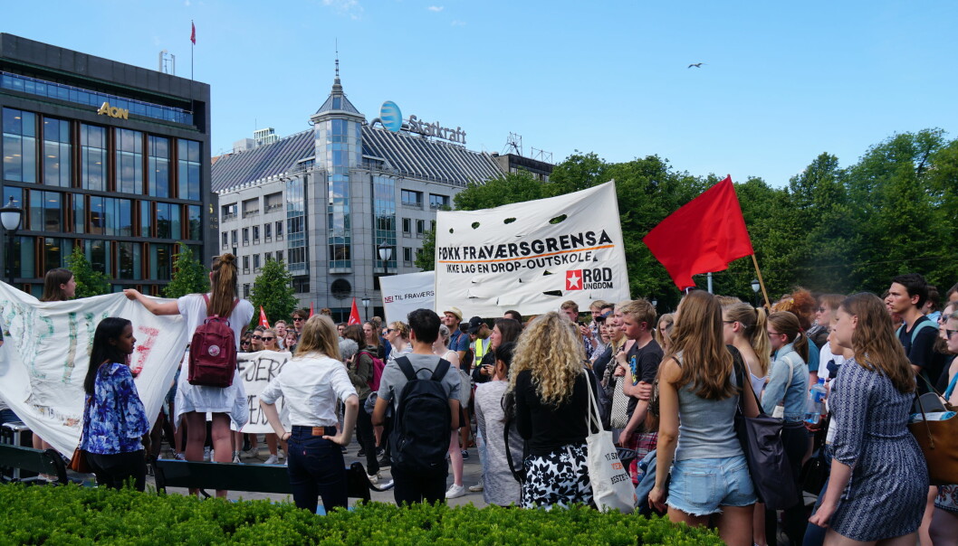 Demonstrasjon mot fraværsgrensa utenfor Stortinget i 2016.