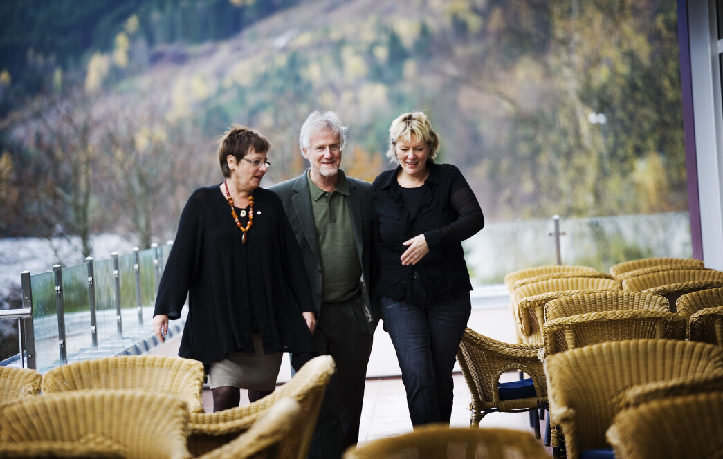 I 2006 gjestet både Gudmund Hernes og Kristin Clemet, Utdanningsforbundets landsmøte i Loen. Her sammen med daværende leder for Utdanningsforbundet, Helga Hjetland. I 2006 gjestet både Gudmund Hernes og Kristin Clemet, Utdanningsforbundets landsmøte i Loen. Her sammen med daværende leder for Utdanningsforbundet, Helga Hjetland.