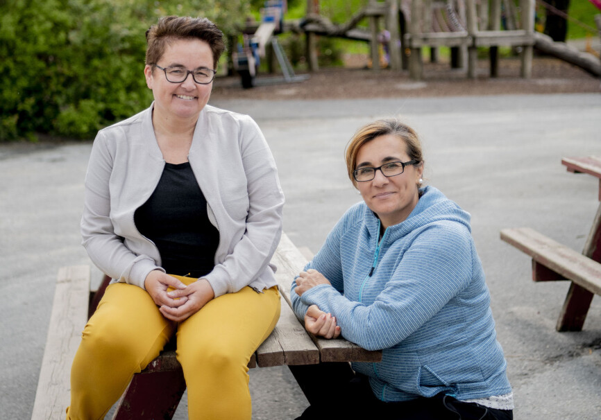 Assistent Krishma Saleh (t.h.) og styrer Anne Karin B. Nesse forteller at Førresfjorden barnehage har godt samarbeid med foreldrene og kommunen for å gi flyktningbarna en god start.