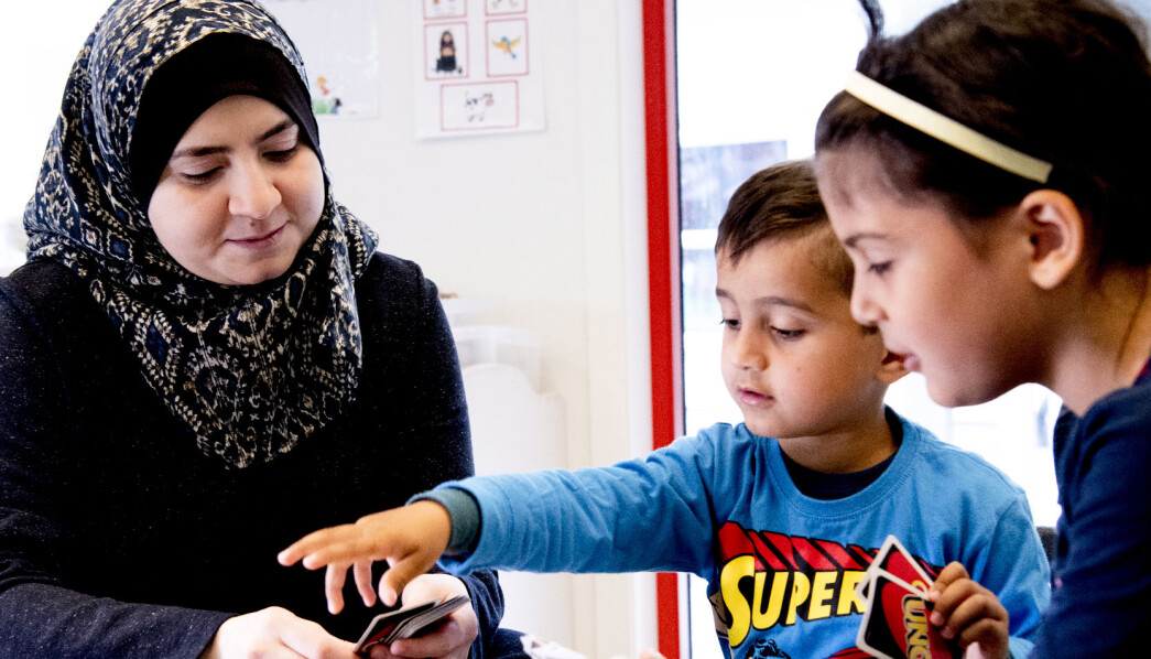 Walaa Mustafa Ghazal jobber som assistent i barnehagen, samtidig som hun tar videregående. Her spiller hun Uno med sønnen Ahmad Ayman Ouko (5) og Rimas Yahya Oko (6). Walaa Mustafa Ghazal jobber som assistent i barnehagen, samtidig som hun tar videregående. Her spiller hun Uno med sønnen Ahmad Ayman Ouko (5) og Rimas Yahya Oko (6).
