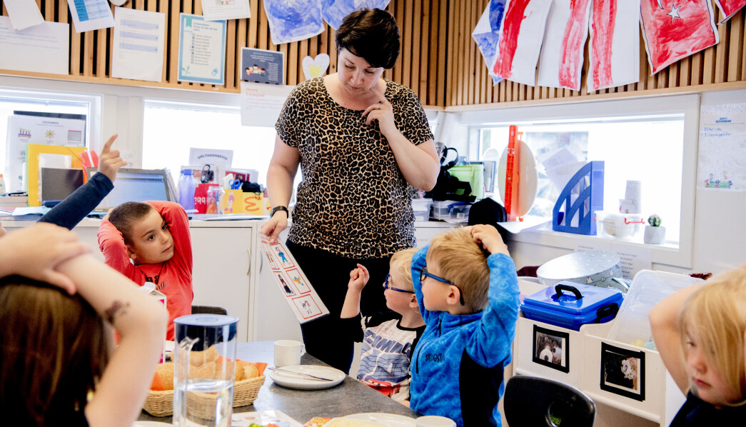 Måltidet er en fin stund for pedagog Linn Beate Fagerheim å lære flyktningbarna norske ord. Demir Andersen Kürkü, Nicolai Bådsvik Halvorsen og Oliver Wee Førre Tindeland vil gjerne svare. Måltidet er en fin stund for pedagog Linn Beate Fagerheim å lære flyktningbarna norske ord. Demir Andersen Kürkü, Nicolai Bådsvik Halvorsen og Oliver Wee Førre Tindeland vil gjerne svare.