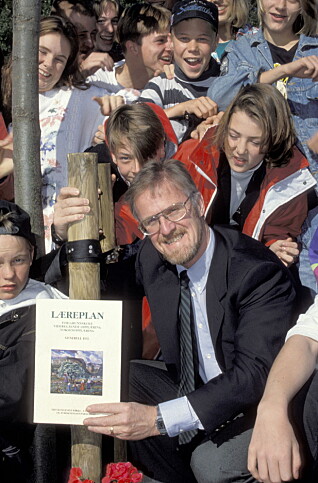 Gudmund Hernes med heftet Generell læreplan for grunnskole, videregående opplæring og voksenopplæring i hånden, ved lansering høsten 1993. Gudmund Hernes med heftet Generell læreplan for grunnskole, videregående opplæring og voksenopplæring i hånden, ved lansering høsten 1993.