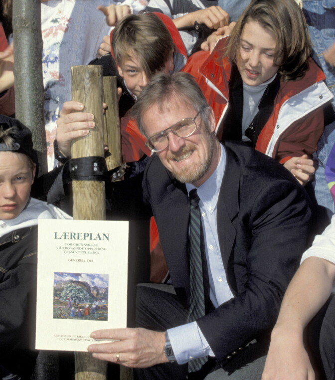 Gudmund Hernes med heftet Generell læreplan for grunnskole, videregående opplæring og voksenopplæring i hånden, ved lansering høsten 1993.