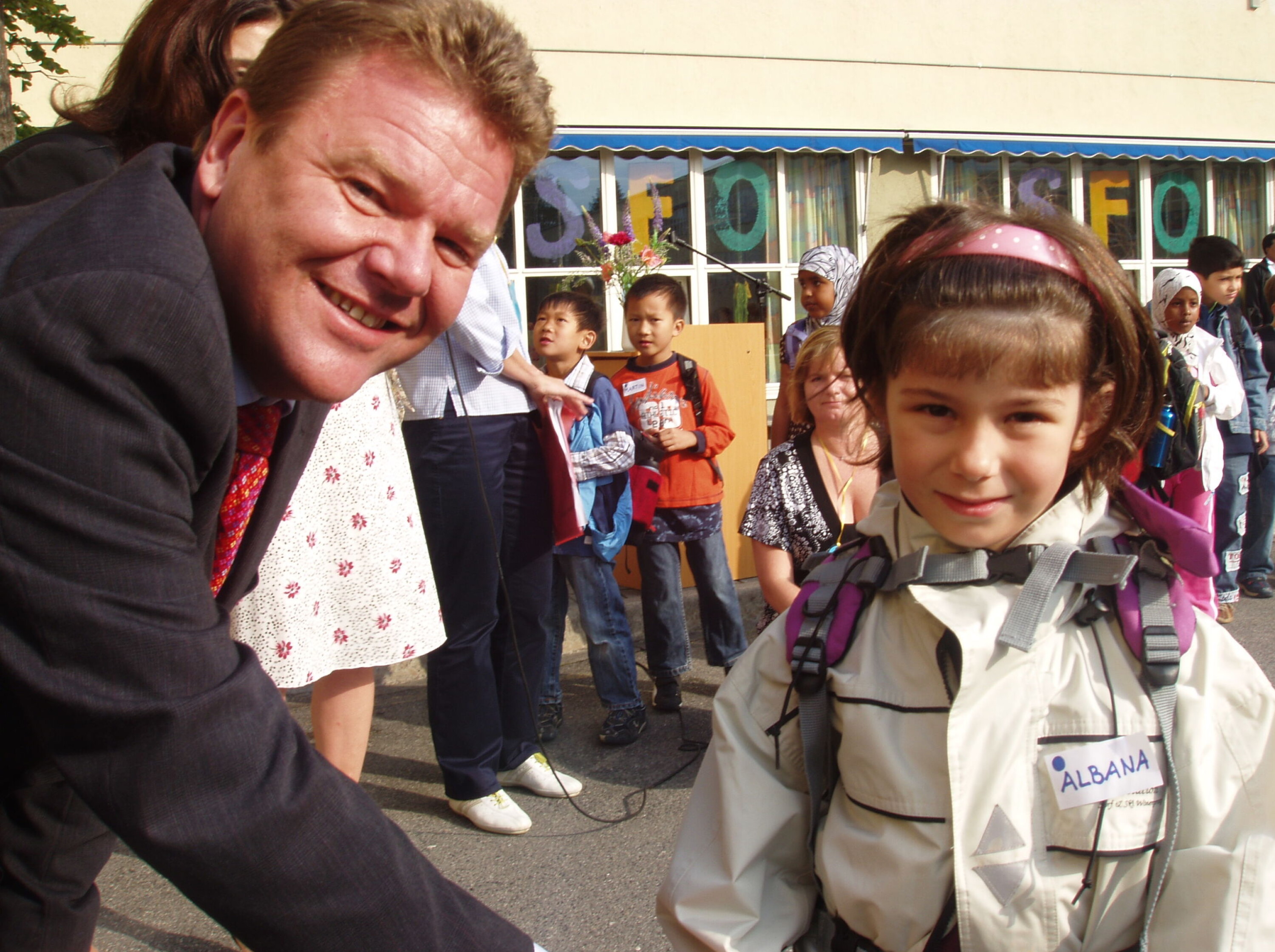 Lille Albana fikk hilse på selveste kunnskapsministeren på sin første skoledag i 2007.