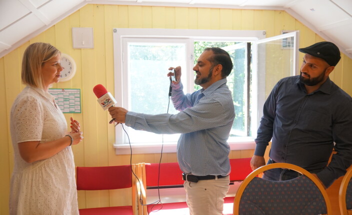 Melby intervjues av Aziz Ur Rehman og Ali Chisthi. Melby intervjues av Aziz Ur Rehman og Ali Chisthi.