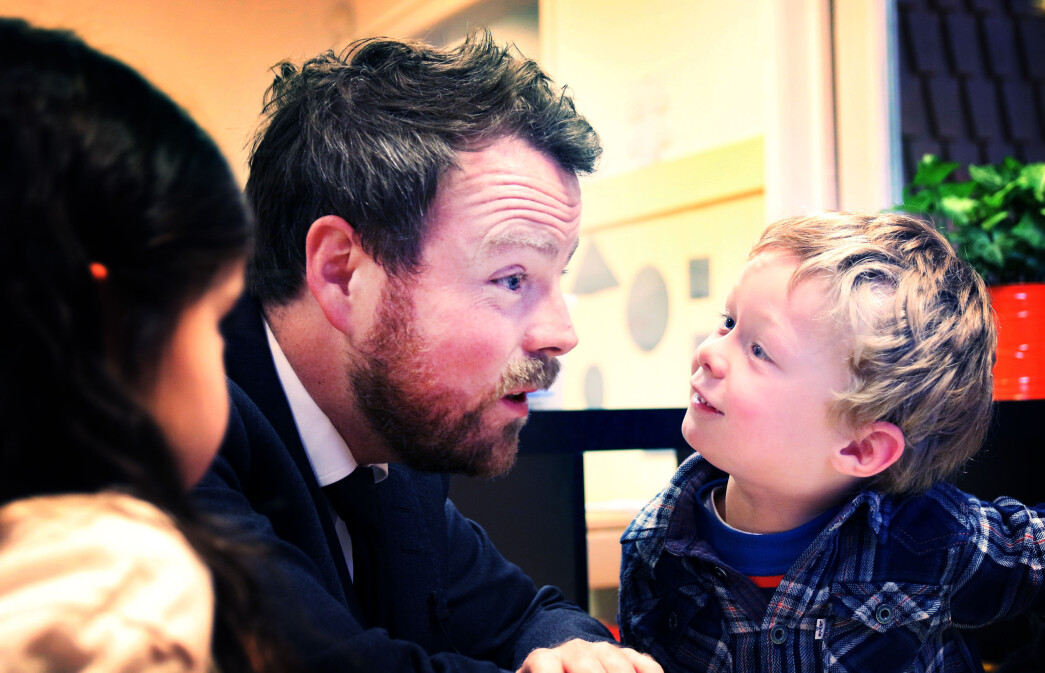 Torbjørn Røe Isaksen på besøk hos Skillebekk barneahage for å snakke om språkarbeid i 2017. Lille Jakob var mest interessert i å få statsråden med på leken. Torbjørn Røe Isaksen på besøk hos Skillebekk barneahage for å snakke om språkarbeid i 2017. Lille Jakob var mest interessert i å få statsråden med på leken.