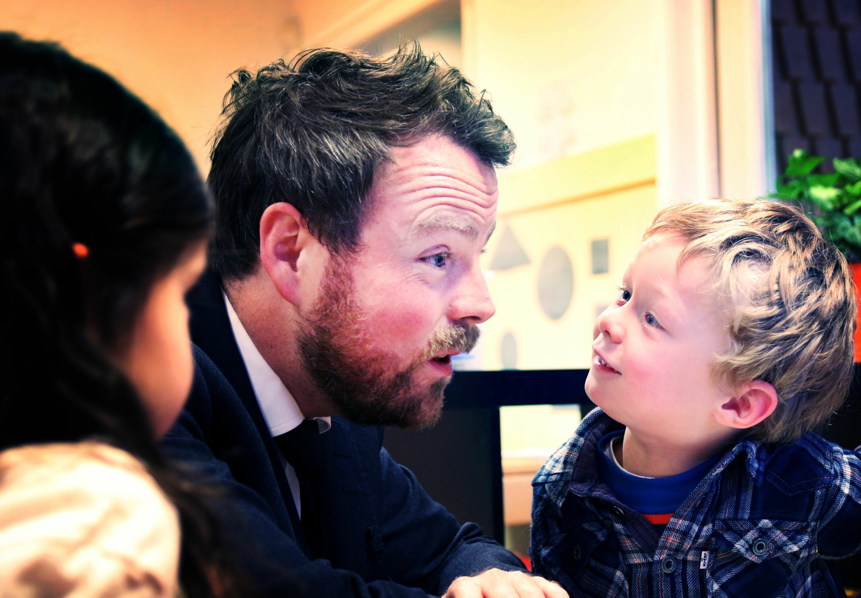 Torbjørn Røe Isaksen på besøk hos Skillebekk barneahage for å snakke om språkarbeid i 2017. Lille Jakob var mest interessert i å få statsråden med på leken.