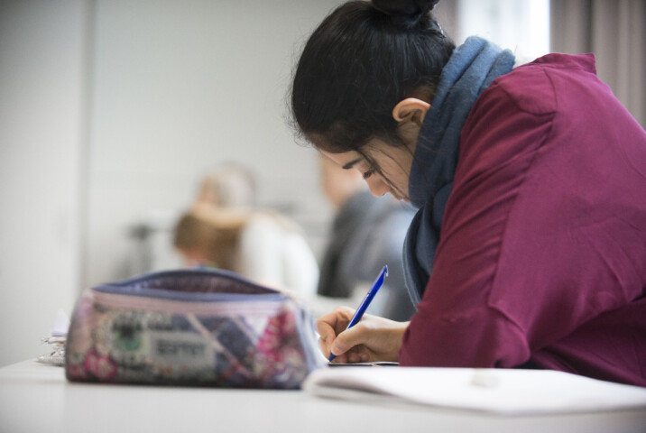 Undervisning i klasserom, elev arbeider