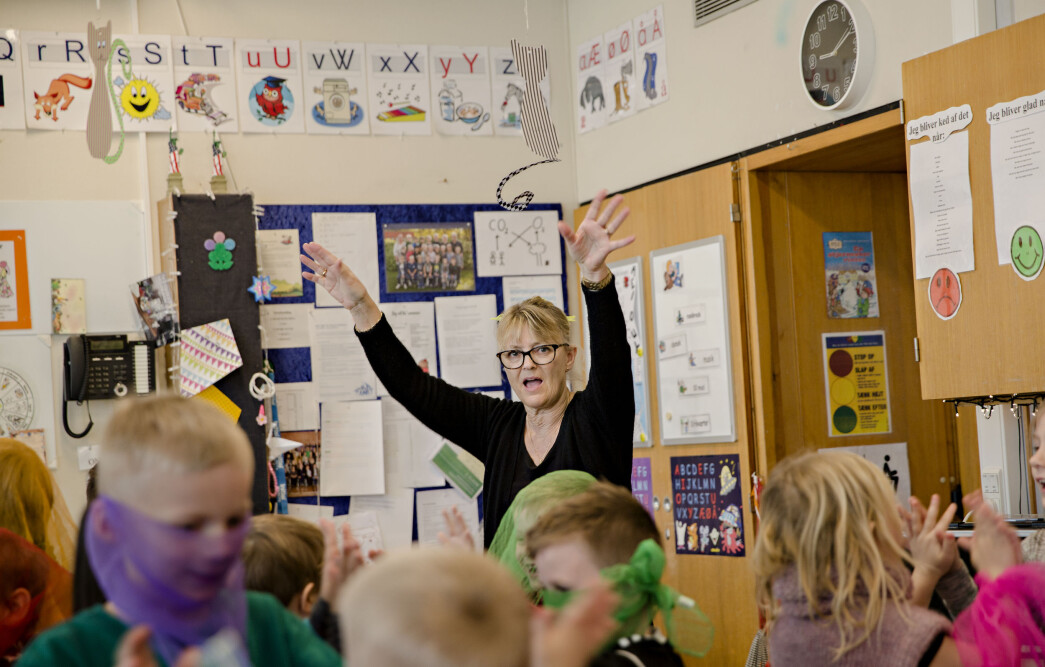 Læreren Maj-Britt Lorentzen sørger for at elevene får beveget seg i løpet av dagen. Læreren Maj-Britt Lorentzen sørger for at elevene får beveget seg i løpet av dagen.