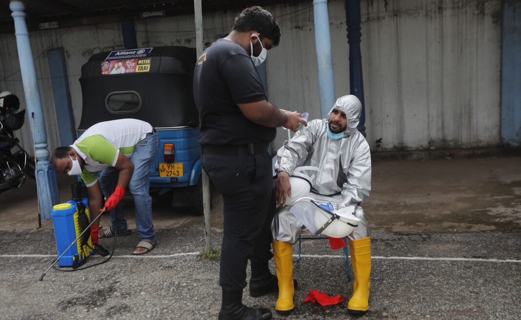 Et helsemedarbeider tar en pause i jobben med å desinfisere en skole, og får tilsyn av en kollega. Desinfisering av skoler er et tiltak som er iverksatt for å hindre spredning av korona-viruset i byen Colombo.) Et helsemedarbeider tar en pause i jobben med å desinfisere en skole, og får tilsyn av en kollega. Desinfisering av skoler er et tiltak som er iverksatt for å hindre spredning av korona-viruset i byen Colombo.)
