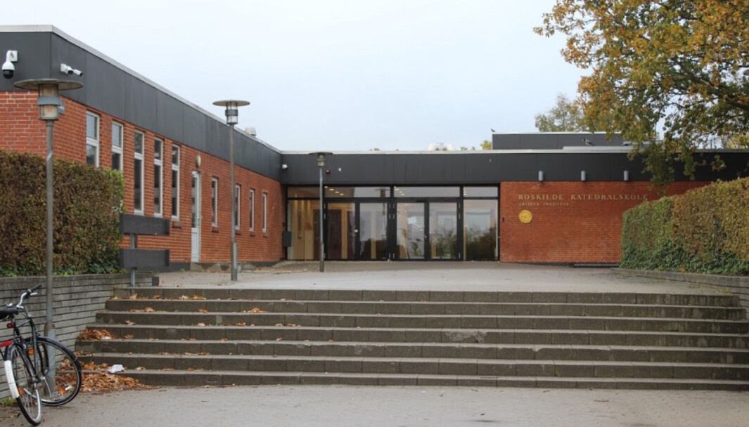Munnbindpåbudet gjelder for både ansatte og elever når de er utenfor klasserommene på Roskilde katedralskole på Sjælland Munnbindpåbudet gjelder for både ansatte og elever når de er utenfor klasserommene på Roskilde katedralskole på Sjælland