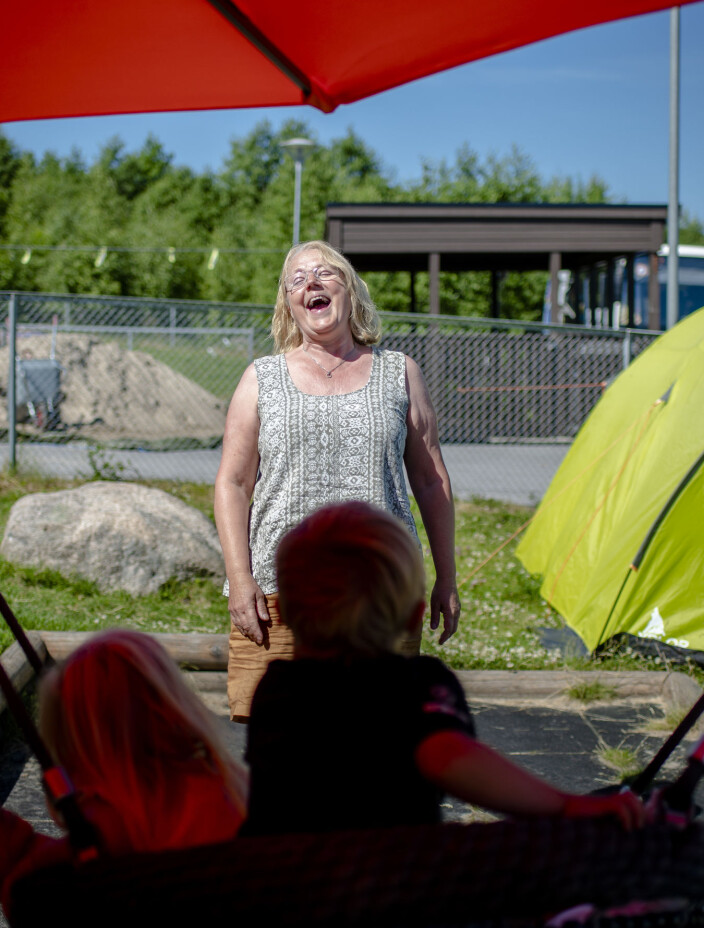Spesialpedagog Kristina Ausen har fått mer og mer å gjøre ettersom et godt rykte har spredt seg om barnehagen der hun jobber. – Jeg skulle ønske jeg hadde rollerblades, sier Ausen og ler. Spesialpedagog Kristina Ausen har fått mer og mer å gjøre ettersom et godt rykte har spredt seg om barnehagen der hun jobber. – Jeg skulle ønske jeg hadde rollerblades, sier Ausen og ler.