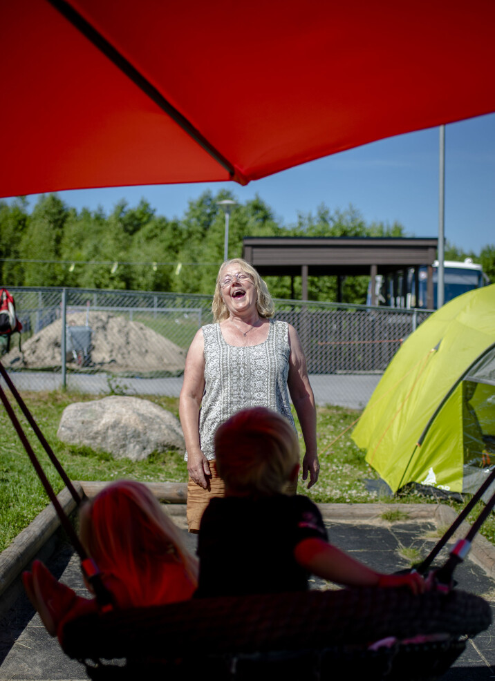 Spesialpedagog Kristina Ausen har fått mer og mer å gjøre ettersom et godt rykte har spredt seg om barnehagen der hun jobber. – Jeg skulle ønske jeg hadde rollerblades, sier Ausen og ler. Spesialpedagog Kristina Ausen har fått mer og mer å gjøre ettersom et godt rykte har spredt seg om barnehagen der hun jobber. – Jeg skulle ønske jeg hadde rollerblades, sier Ausen og ler.