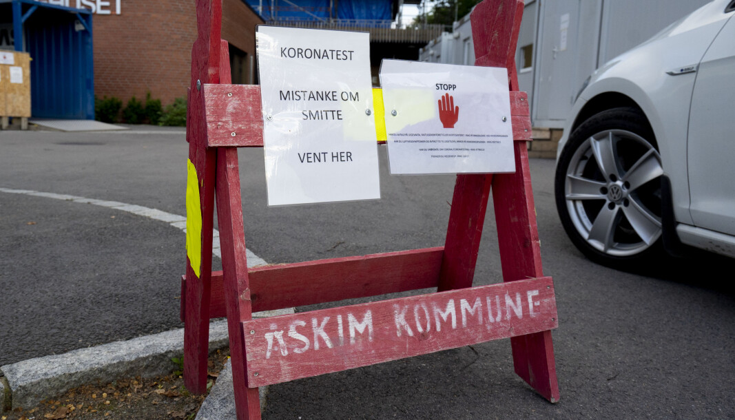 Det har den siste tiden vært stor spredning av koronaviruset i Indre Østfold. Her står biler i kø for teste seg hos legevakten. Det har den siste tiden vært stor spredning av koronaviruset i Indre Østfold. Her står biler i kø for teste seg hos legevakten.