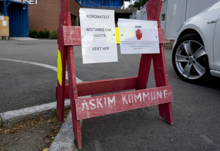 Det har den siste tiden vært stor spredning av koronaviruset i Indre Østfold. Her står biler i kø for teste seg hos legevakten.