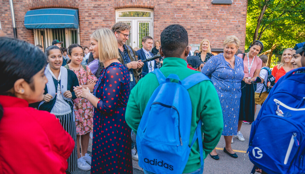 Statsminister Erna Solberg og kunnskaps- og integreringsminister Guri Melby snakker med elever på Lakkegata skole i Oslo på første skoledag. Statsminister Erna Solberg og kunnskaps- og integreringsminister Guri Melby snakker med elever på Lakkegata skole i Oslo på første skoledag.