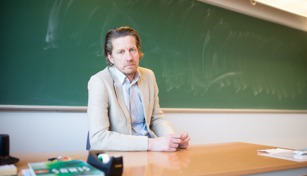 Åge Hvitstein er lærer ved Sandefjord videregående skole. Han mener smittevern-reglene er vanskelig å overholde med så fulle klasser. Åge Hvitstein er lærer ved Sandefjord videregående skole. Han mener smittevern-reglene er vanskelig å overholde med så fulle klasser.