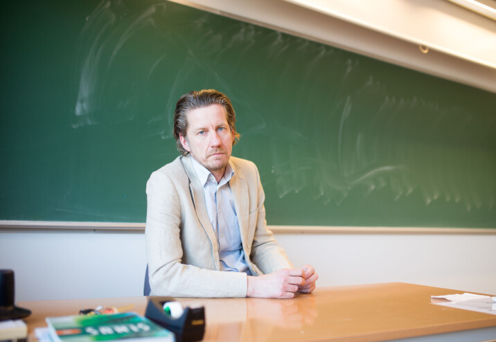 Åge Hvitstein er lærer ved Sandefjord videregående skole. Han mener smittevern-reglene er vanskelig å overholde med så fulle klasser.