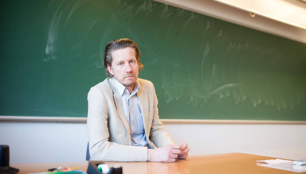 Åge Hvitstein, klubbleder for Utdanningsforbundet ved Sandefjord videregående, mener sentralstyret i forbundet bommer grovt med sine avgjørelser i lønnsforhandlingene. Åge Hvitstein, klubbleder for Utdanningsforbundet ved Sandefjord videregående, mener sentralstyret i forbundet bommer grovt med sine avgjørelser i lønnsforhandlingene.