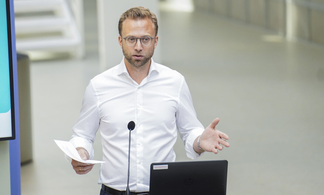 Kommunal- og moderniseringsminister Nikolai Astrup lover å dekke kommunenes ekstrautgifter til koronapandemien. Kommunal- og moderniseringsminister Nikolai Astrup lover å dekke kommunenes ekstrautgifter til koronapandemien.