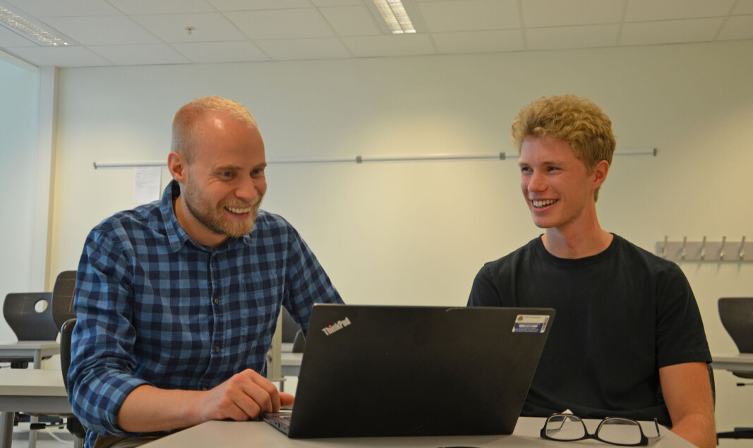Lærer Steinar Horten bruker dataløsningen som elev Jacob Weidel har laget. Lærer Steinar Horten bruker dataløsningen som elev Jacob Weidel har laget.