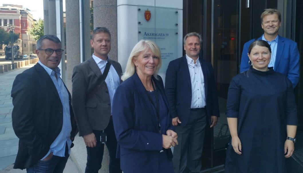 Guro Elisabeth Lind leder Unios lønnsforhandlinger i staten, Sigve Bolstad er nestleder i Unio stat, Klemet Rønning-Aaby er forhandlingssjef i Unio, Jorunn Solgaard er forhandlingssjef i Forskerforbundet, Roar Fosse er forhandlingssjef i Politiets Fellesforbund og Atle Gullestad er sekretær for Unios statsutvalg. Guro Elisabeth Lind leder Unios lønnsforhandlinger i staten, Sigve Bolstad er nestleder i Unio stat, Klemet Rønning-Aaby er forhandlingssjef i Unio, Jorunn Solgaard er forhandlingssjef i Forskerforbundet, Roar Fosse er forhandlingssjef i Politiets Fellesforbund og Atle Gullestad er sekretær for Unios statsutvalg.