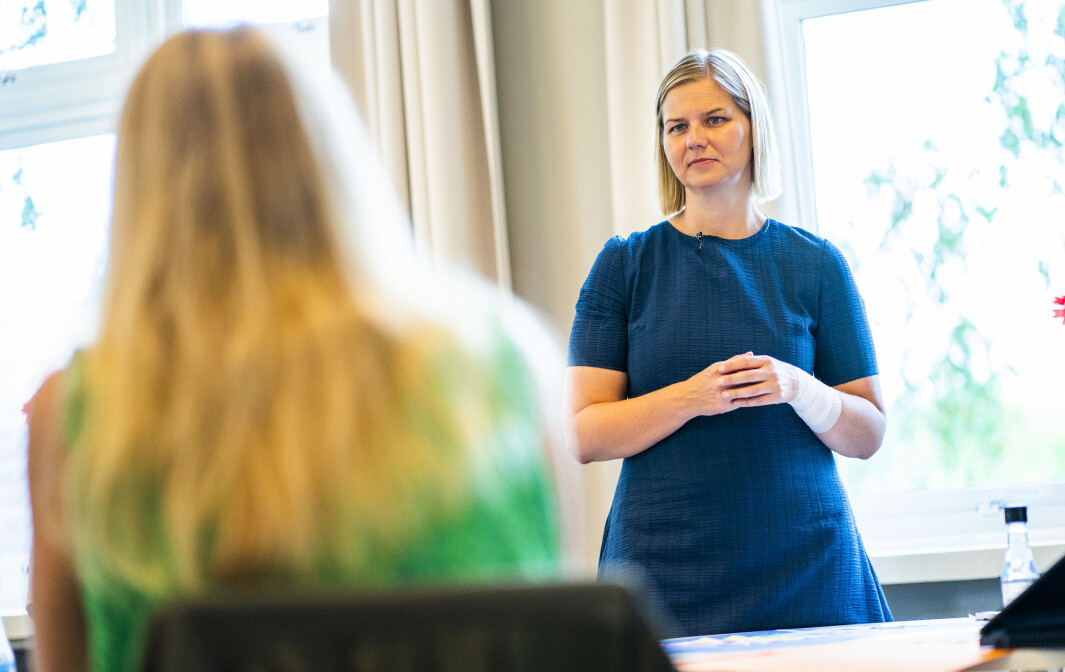 Kunnskapsminister Guri Melby (V) ser behovet for å rydde opp i usikkerheten rundt når elevene skal få undervisningsopplegg mens de er hjemme på grunn av smittevernreglene. Kunnskapsminister Guri Melby (V) ser behovet for å rydde opp i usikkerheten rundt når elevene skal få undervisningsopplegg mens de er hjemme på grunn av smittevernreglene.