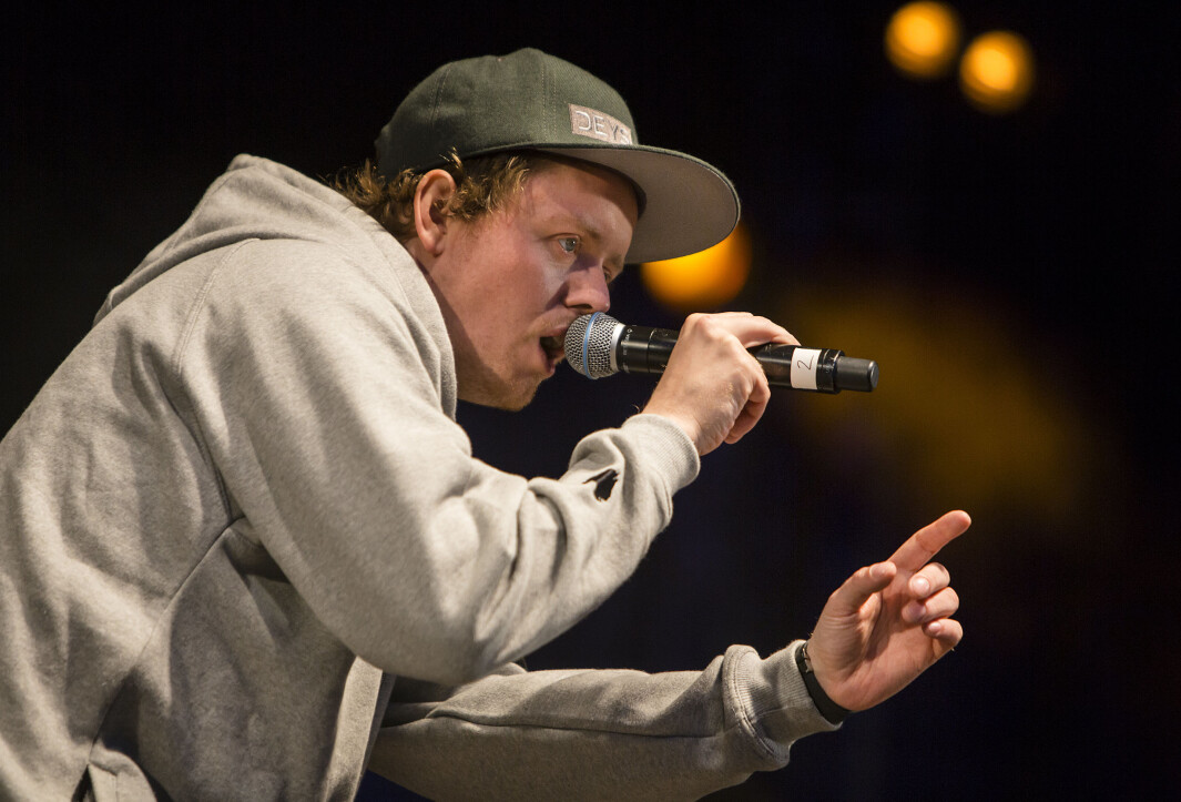Elevene hadde på forhånd fått undervisning av rapperen Jaa9. Her er rapperen Jaa9 på scenen i hiphop-duoen Jaa9 & OnklP. Elevene hadde på forhånd fått undervisning av rapperen Jaa9. Her er rapperen Jaa9 på scenen i hiphop-duoen Jaa9 & OnklP.