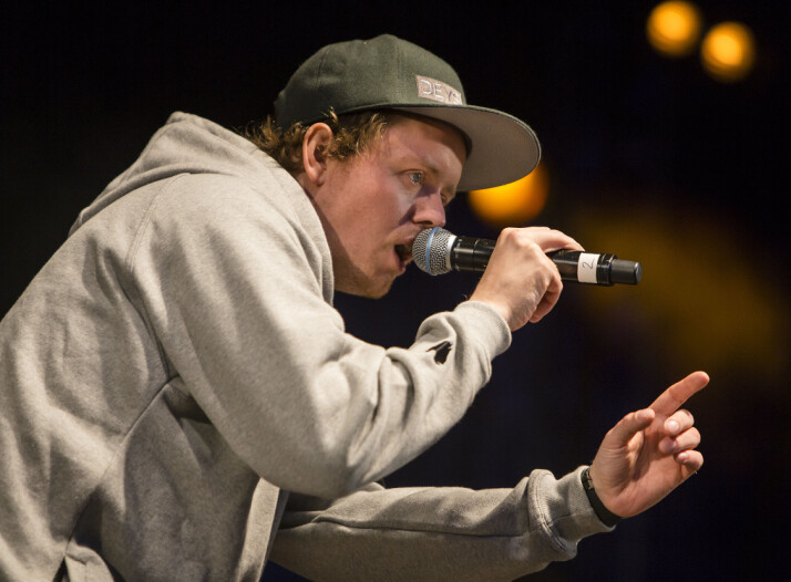 Elevene hadde på forhånd fått undervisning av rapperen Jaa9. Her er rapperen Jaa9 på scenen i hiphop-duoen Jaa9 & OnklP.