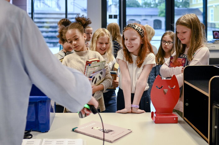 Fra venstre: Samantha Sampana Jensen,
Andrea Hoff Haslestad og Thale Ofigsbø Reistad står klare i første rekke for å låne bøker
fra skolebibliotekar Vibecke Frøyland. Fra venstre: Samantha Sampana Jensen,
Andrea Hoff Haslestad og Thale Ofigsbø Reistad står klare i første rekke for å låne bøker
fra skolebibliotekar Vibecke Frøyland.