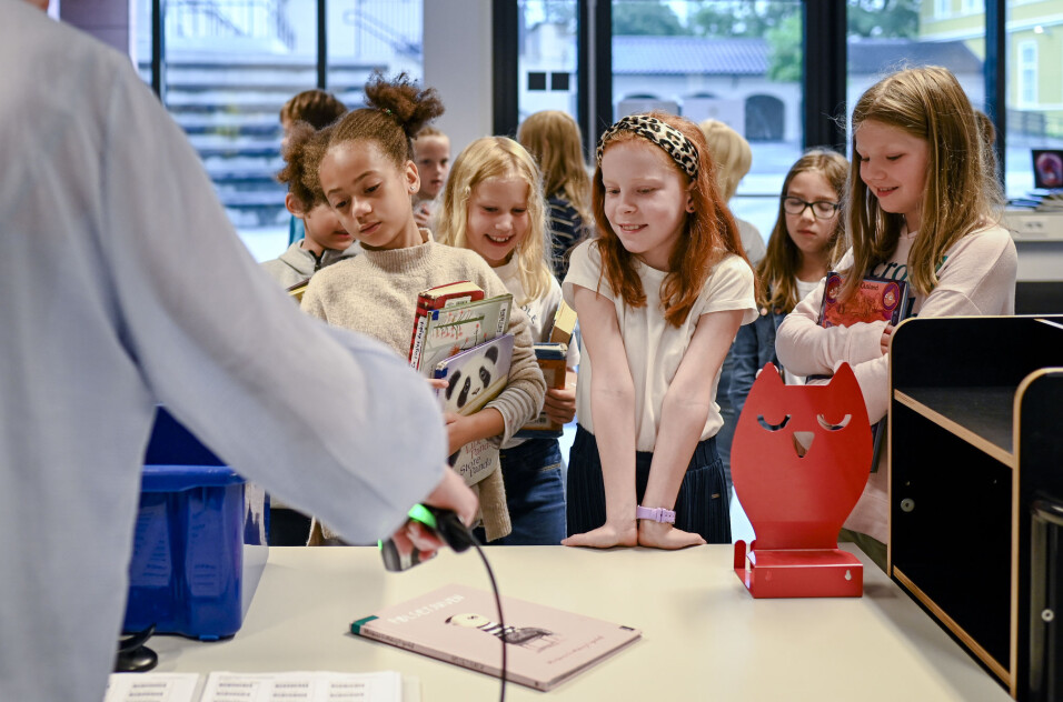 Fra venstre: Samantha Sampana Jensen,
Andrea Hoff Haslestad og Thale Ofigsbø Reistad står klare i første rekke for å låne bøker
fra skolebibliotekar Vibecke Frøyland.