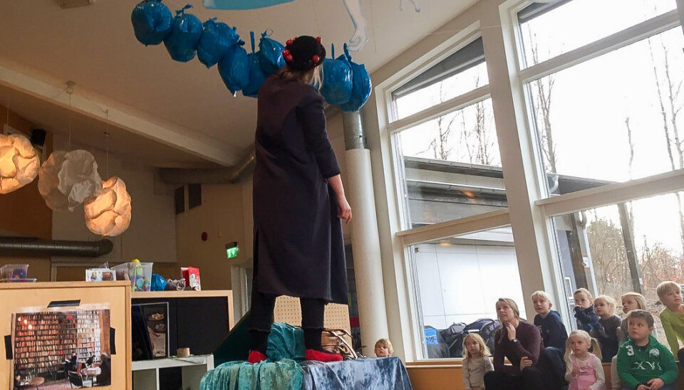 – Blå plastposer i taket ble en stor suksess! Slik fikk vi vist frem hvor mye plast vi faktisk bruker, sier Anett Holmvik. – Blå plastposer i taket ble en stor suksess! Slik fikk vi vist frem hvor mye plast vi faktisk bruker, sier Anett Holmvik.