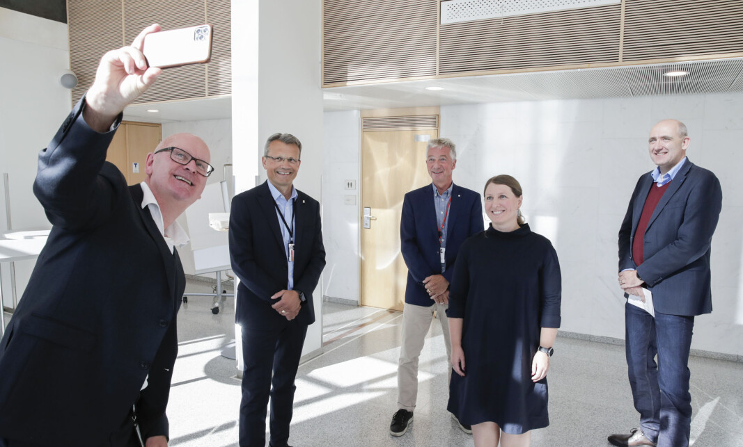 Statens personaldirektør, Gisle Norheim (t.v) tar en selfie med partene i lønnsoppgjøret representert med Egil Andre Aas, LO, Pål N. Arnesen, YS, Guro Elisabeth Lind, Unio, og Anders Kvam, Akademikerne. Statens personaldirektør, Gisle Norheim (t.v) tar en selfie med partene i lønnsoppgjøret representert med Egil Andre Aas, LO, Pål N. Arnesen, YS, Guro Elisabeth Lind, Unio, og Anders Kvam, Akademikerne.