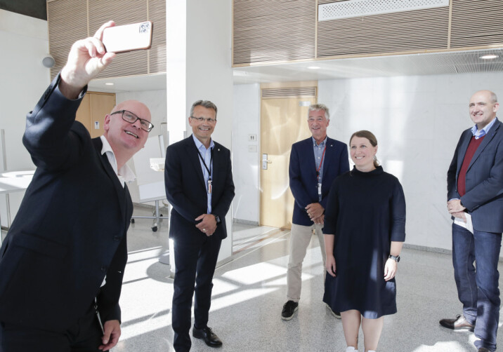 Statens personaldirektør, Gisle Norheim (t.v) tar en selfie med partene i lønnsoppgjøret representert med Egil Andre Aas, LO, Pål N. Arnesen, YS, Guro Elisabeth Lind, Unio, og Anders Kvam, Akademikerne. Statens personaldirektør, Gisle Norheim (t.v) tar en selfie med partene i lønnsoppgjøret representert med Egil Andre Aas, LO, Pål N. Arnesen, YS, Guro Elisabeth Lind, Unio, og Anders Kvam, Akademikerne.