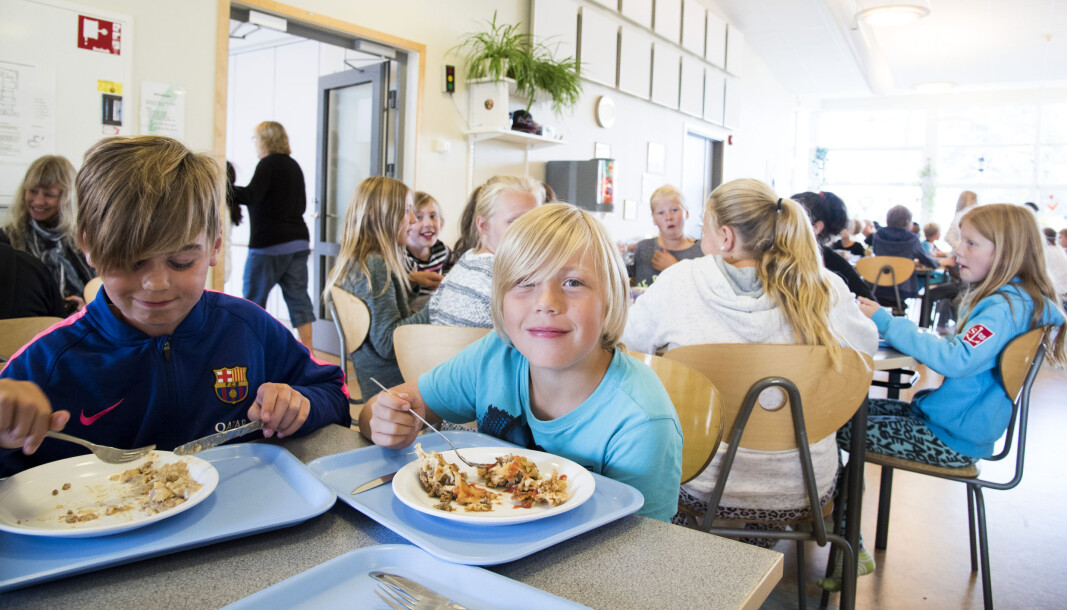 Svenske skolebarn får mat på skolen hver dag. Svenske skolebarn får mat på skolen hver dag.