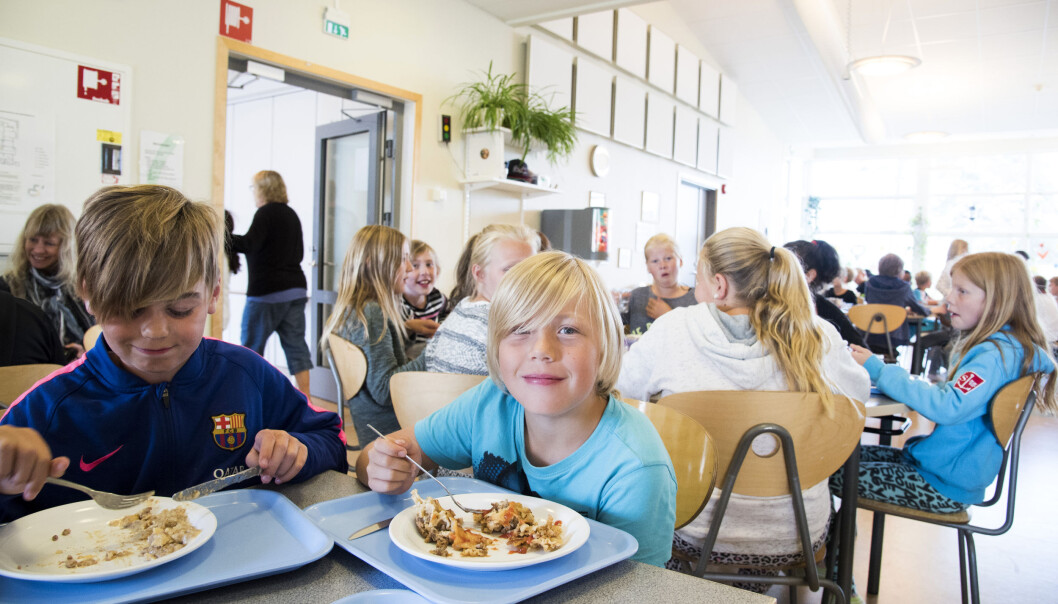 I Sverige og Finland får alle elever et sunt skolemåltid hver dag. På bildet spiser elevene ved Odelsbergskolan i svenske Strömstad. I Sverige og Finland får alle elever et sunt skolemåltid hver dag. På bildet spiser elevene ved Odelsbergskolan i svenske Strömstad.