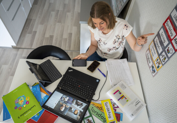 Bildet er fra under steningen av skolene i vår. Elever i klasse 4C på en skole i Oslo får hjemmeundervisning med sin grunnskolelærer og kontaktlærer .